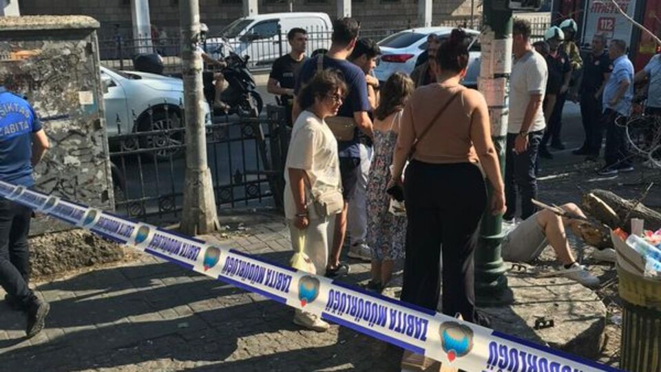 3 kişi ağacın altında kaldı