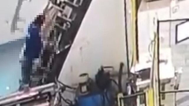 İşçinin sırtına makine saplandı!