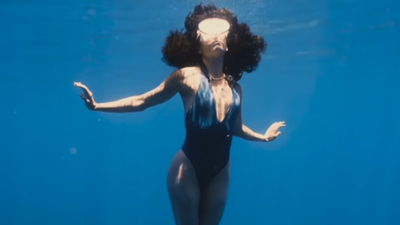 Köpek balıklarıyla yüzdü