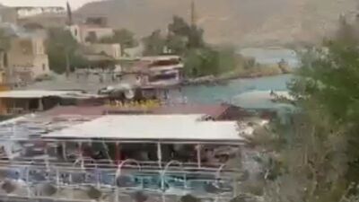 Halatları kopan restoran sürüklendi