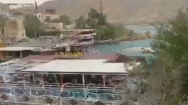 Halatları kopan restoran sürüklendi