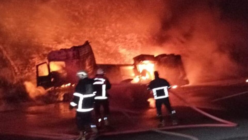 Devrilen akaryakıt tankeri alev aldı