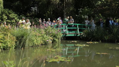 Monet'nin Bahçesi ziyaretçi akınına uğruyor