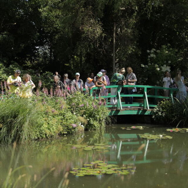 Monet’nin Bahçesi ziyaretçi akınına uğruyor