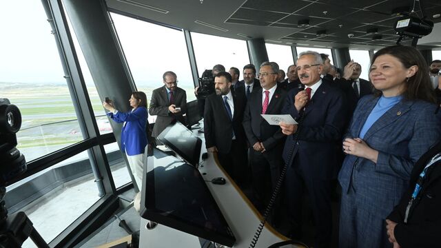 Bir saatte 81 uçak havalandı