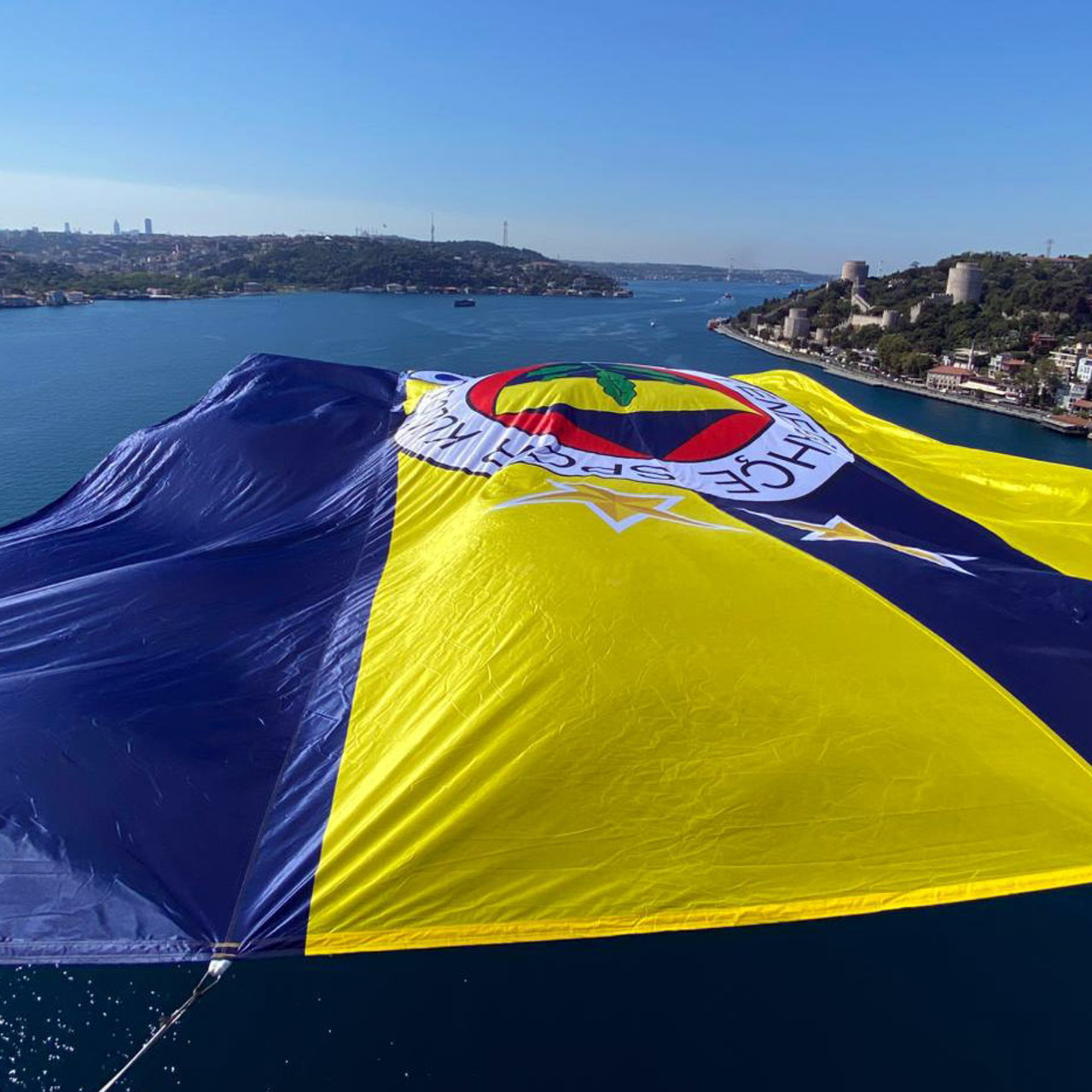 Fenerbahçe'nin bayrakları köprüleri süsledi