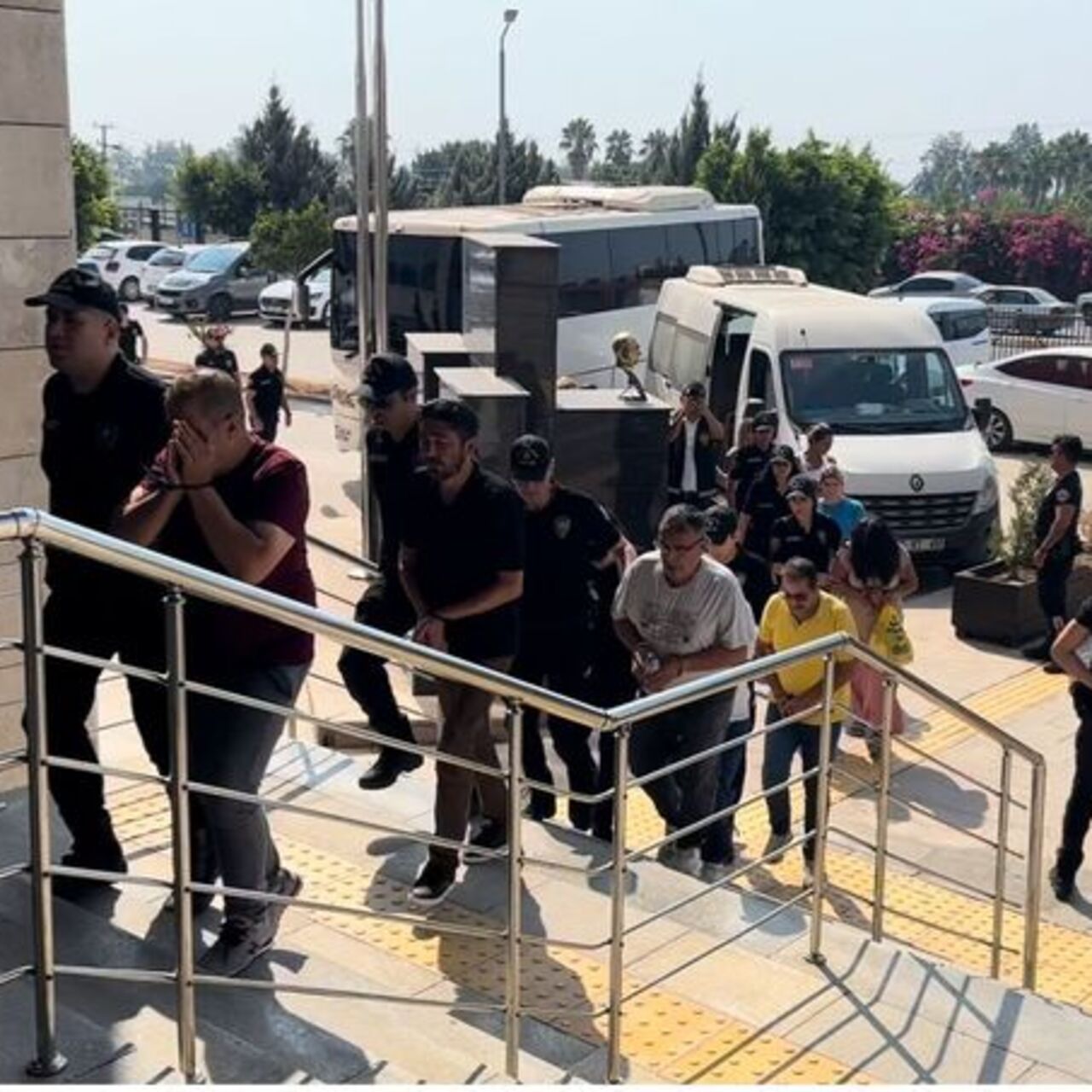 Mersin'de fuhuş operasyonu: 19 tutuklama