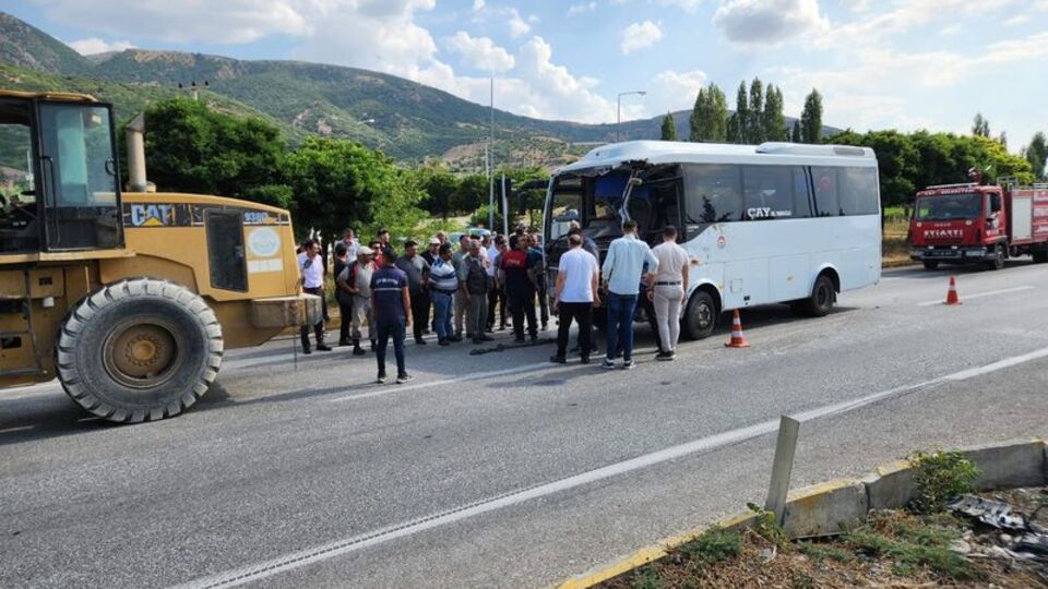 Yolcu midibüsü ile TIR çarpıştı: 7 yaralı