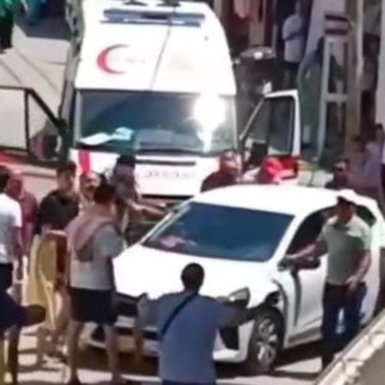 Ambulansa park halindeki otomobil engeli