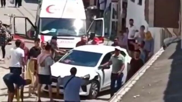 Ambulansa park halindeki otomobil engeli