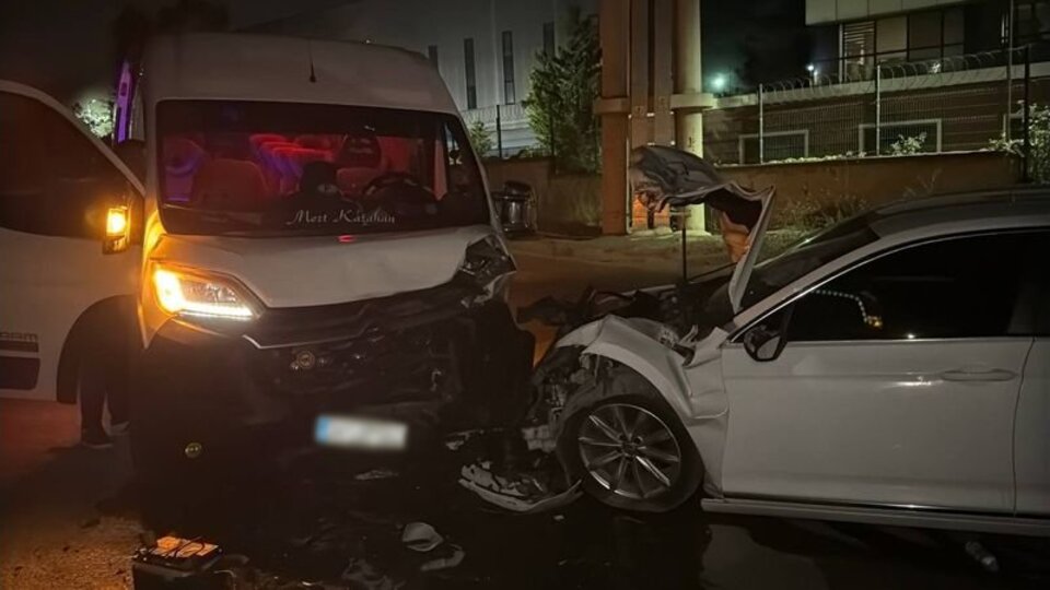 Gebze'de servis minibüsü ile otomobil çarpıştı: 10 yaralı