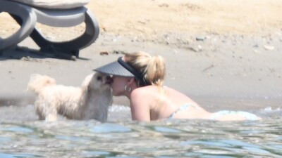 Denize köpeğiyle girdi