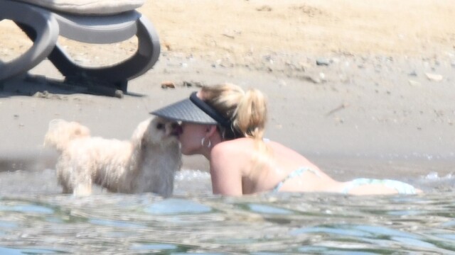 Denize köpeğiyle girdi