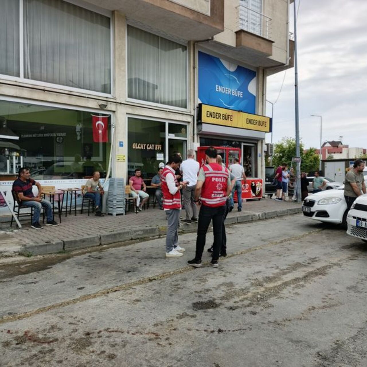 Eşi bıçakladı, çay ocağına sığındı!