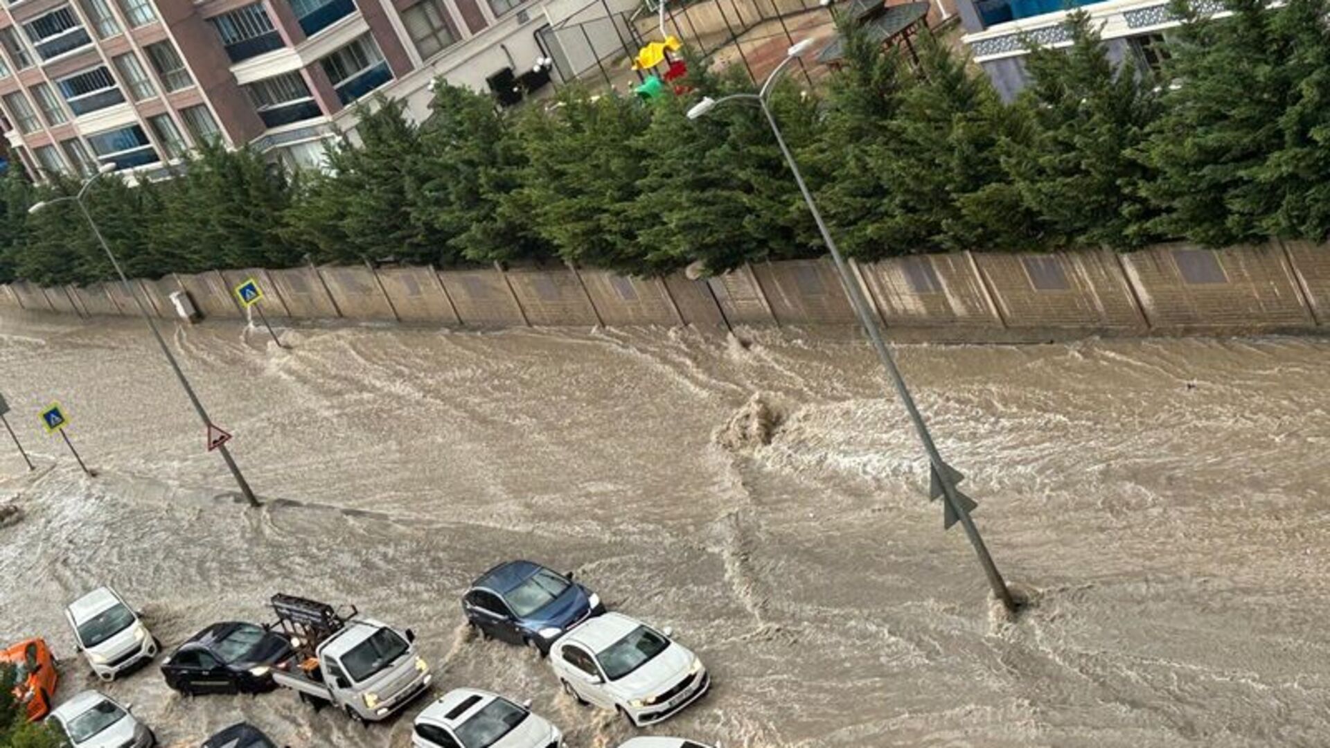 Ankara'da Gökler Adeta Yarıldı: Şiddetli Sağanak ve Fırtına Hayatı Felç Etti!