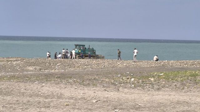 İş makinesi sahilde güneşlenen kadını ezdi