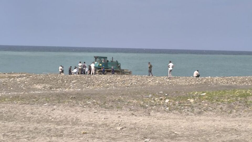 İş makinesi sahilde güneşlenen kadını ezdi