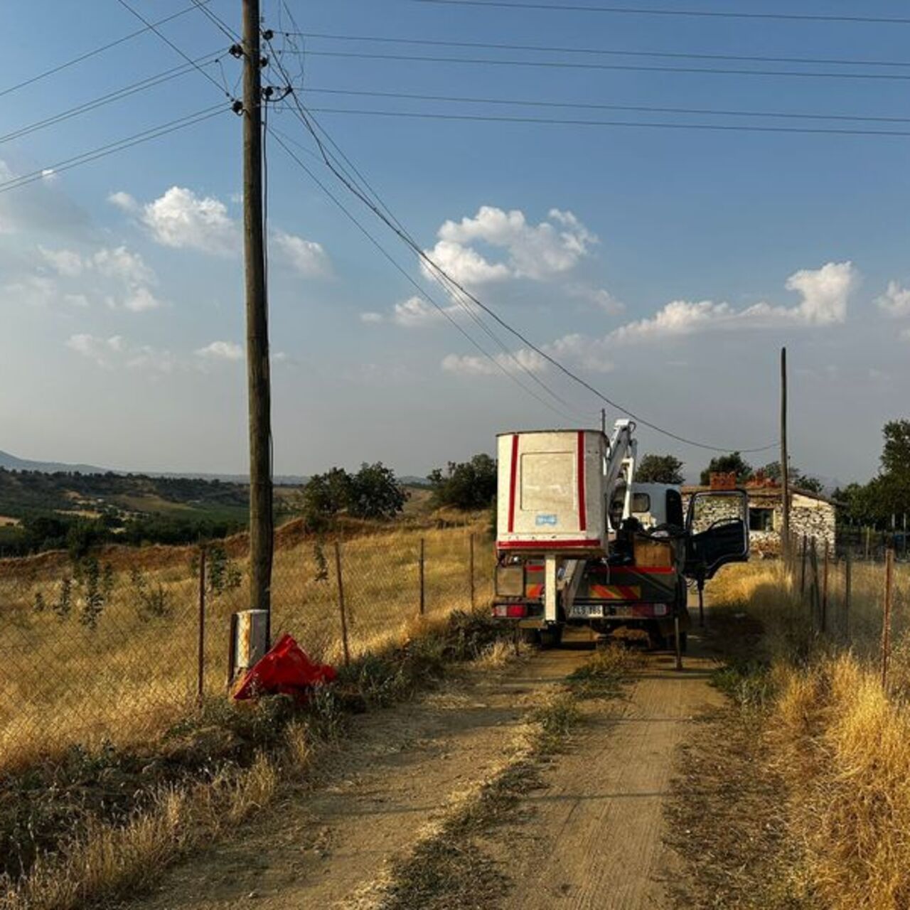 Aydınlatma direğinde elektrik akımına kapıldı