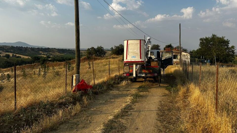 Aydınlatma direğinde elektrik akımına kapıldı