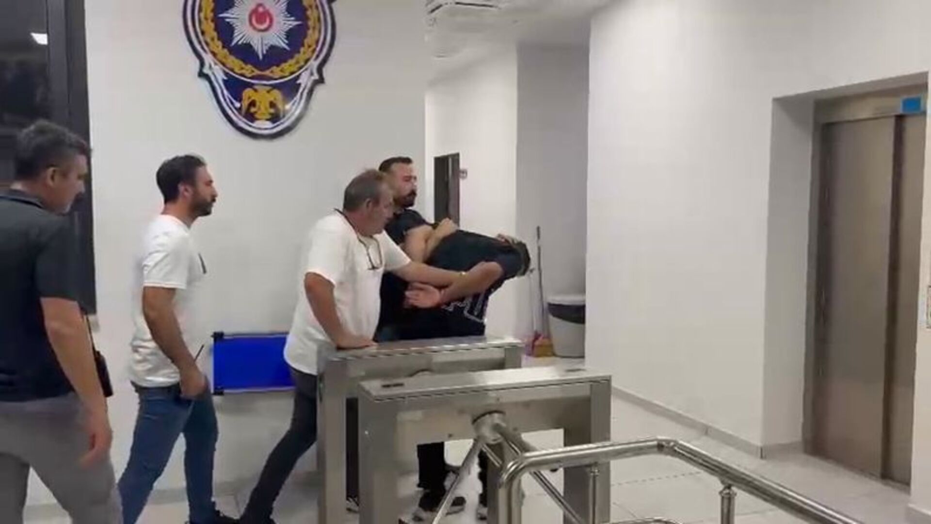 Cuma Namazı Çıkışında Silahlı Saldırı: 4 Kişi Yaralandı - Şok Edici Detaylar!