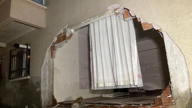 Ankara'yı sel vurdu! Bir evin duvarı yıkıldı