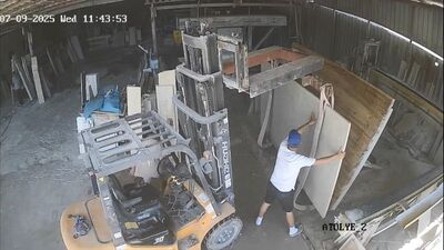 Mermer tablanın altında kaldı!