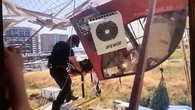 60 metrelik vinç devrildi! Operatör askıda kaldı