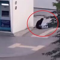 Ağladığı için bebeğini gezdirmeye çıkarmış