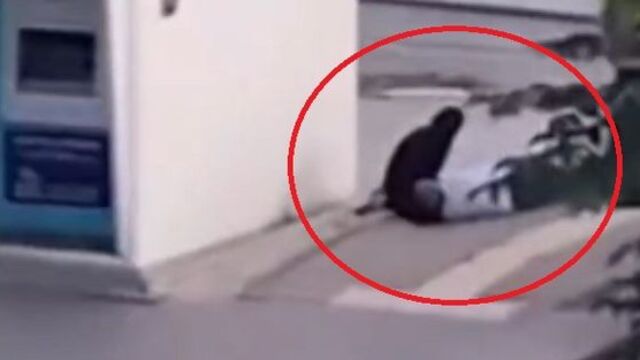 Ağladığı için bebeğini gezdirmeye çıkarmış