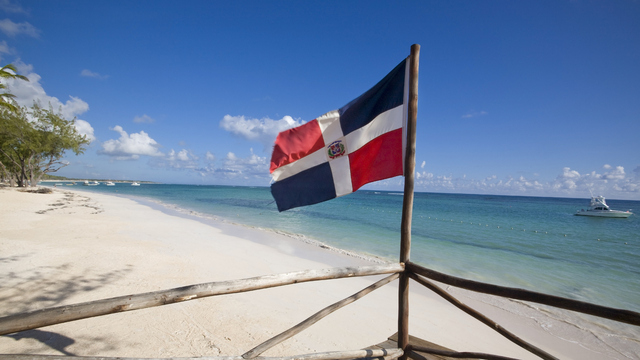 Dominik Cumhuriyeti bayrağı nedir?