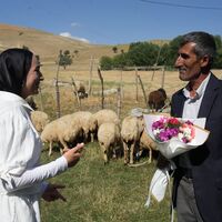 YKS çıkışı çiçekle karşılayan babasını gururlandırdı