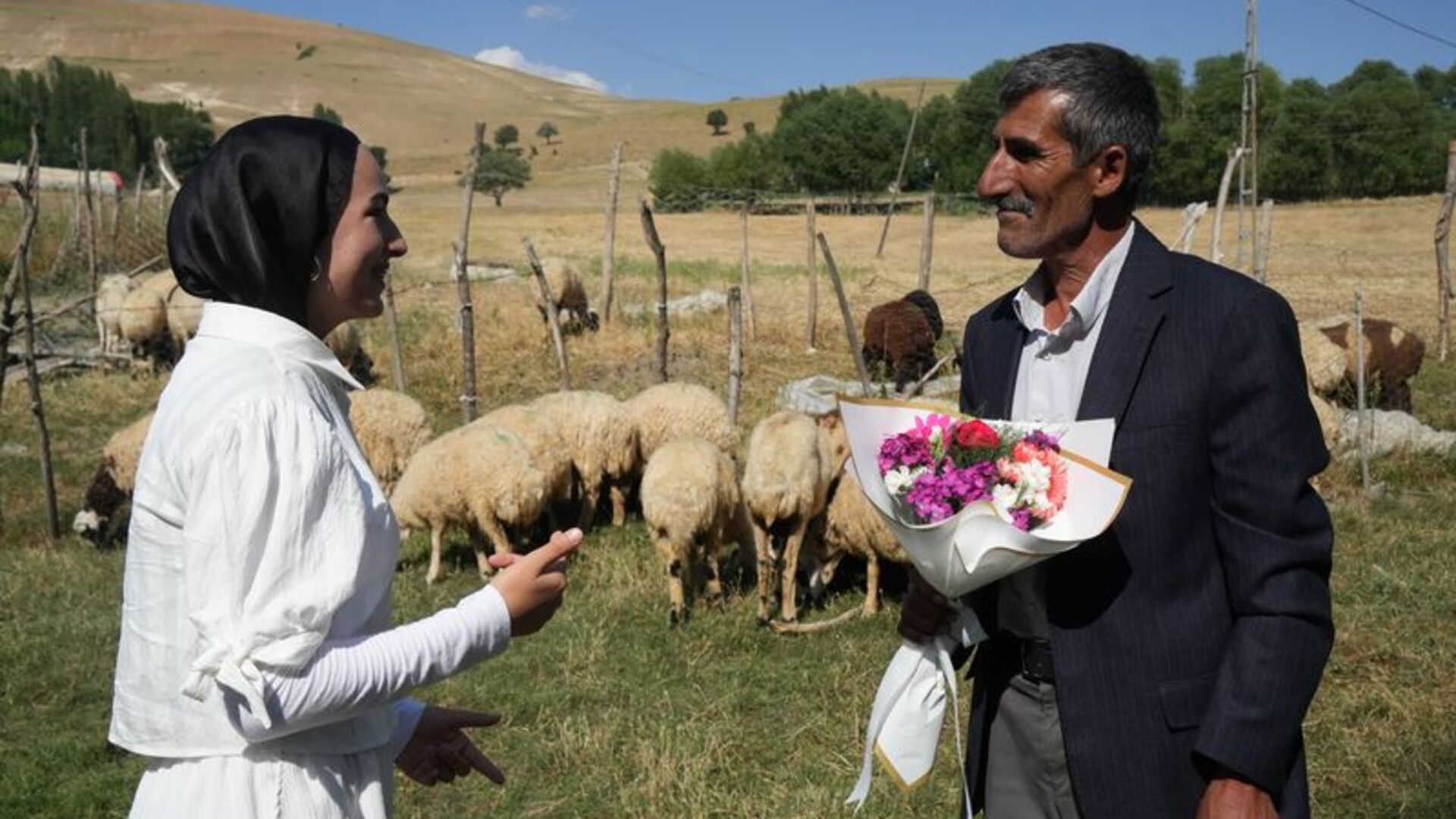 YKS'de Başarısıyla Göz Dolduran Genç, Babasını Çiçeklerle Karşıladı!
