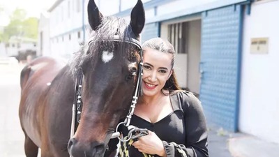 Türkiye'nin ilk kadın yarış spikeri Esen Gök evinde ölü bulundu