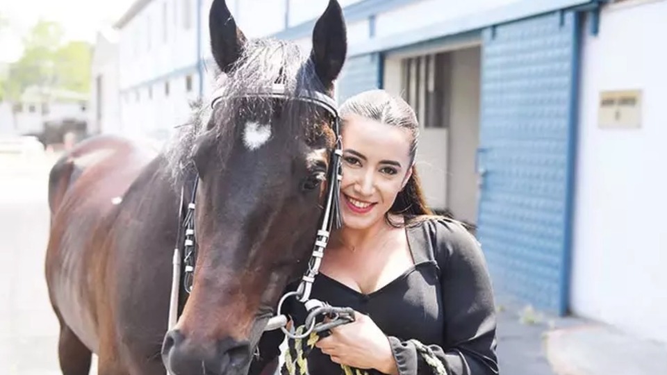 Türkiye'nin ilk kadın yarış spikeri Esen Gök evinde ölü bulundu