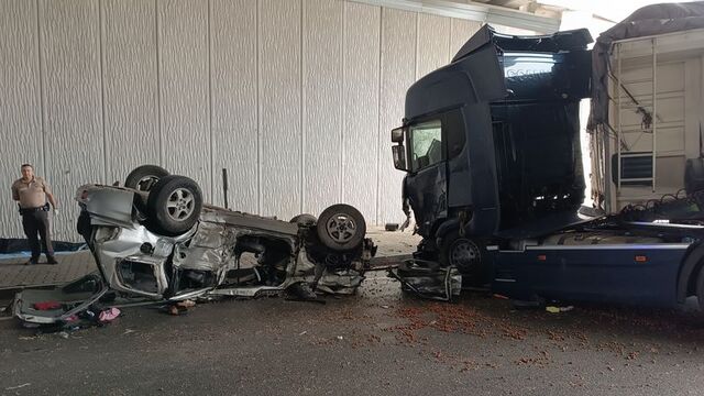 TIR ile otomobil çarpıştı: 3 ölü, 5 yaralı