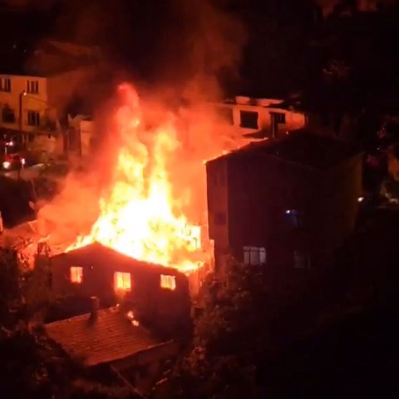 4 gecekondu alevlere teslim oldu