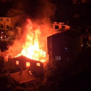 4 gecekondu alevlere teslim oldu