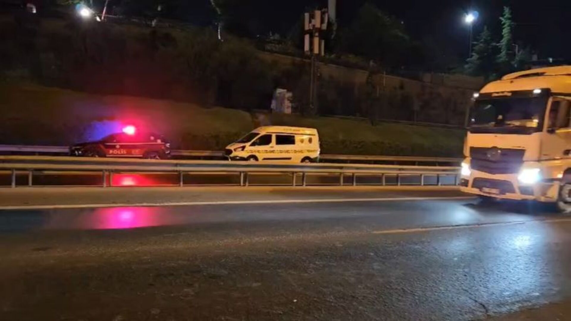 Gaziosmanpaşa'da Acı Tablo: Otoyolda Yayaya Çarpan Araç, Genç Hayatını Kaybetti!