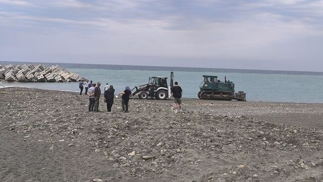 Sahilde güneşlenen kadını iş makinesi ezdi!