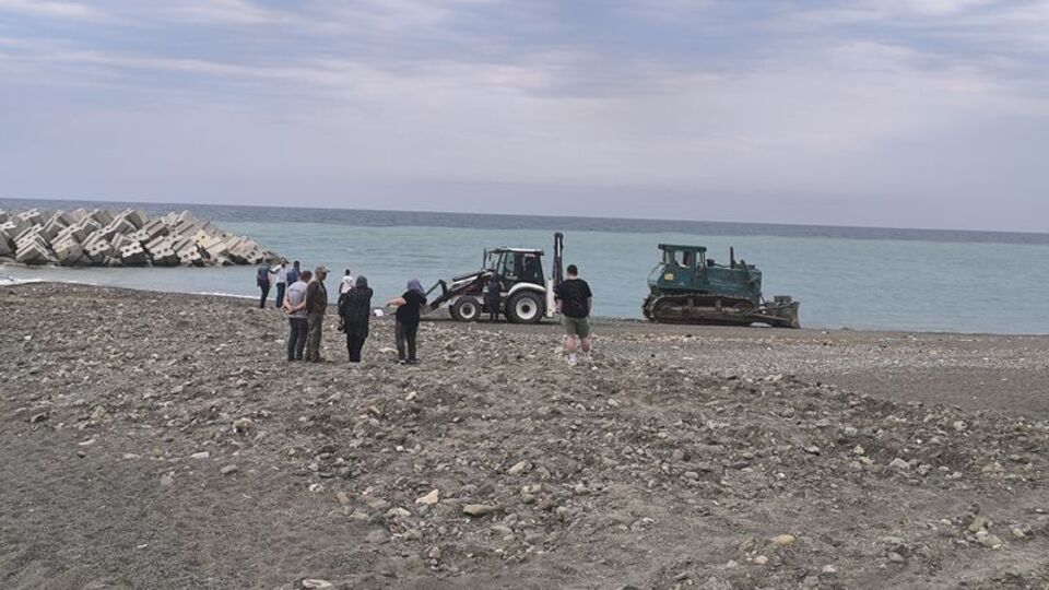 Sahilde güneşlenen kadını iş makinesi ezdi!