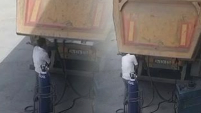 Feci ölüm! Damper kapağı başına çarptı!