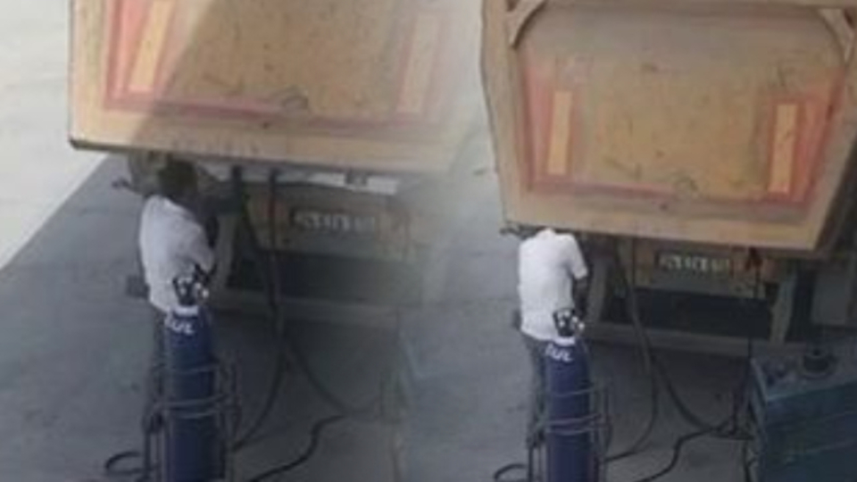 Feci ölüm! Damper kapağı başına çarptı!