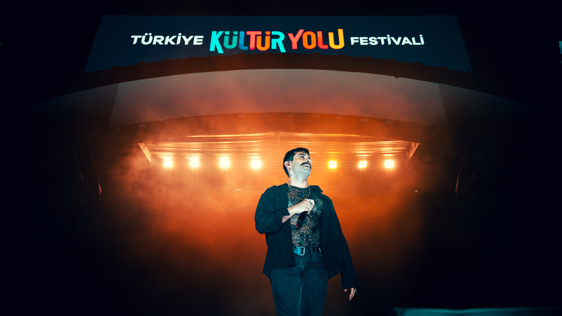 Gökhan Türkmen'den Duygu Yüklü Bir Gece: Hayranlarıyla Unutulmaz Anlar Yaşadı!