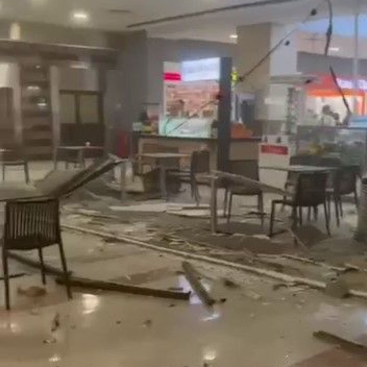 AVM'nin tavanı çöktü! 