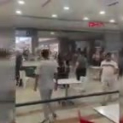 Beylikdüzü'nde alışveriş merkezinde tavan çöktü!