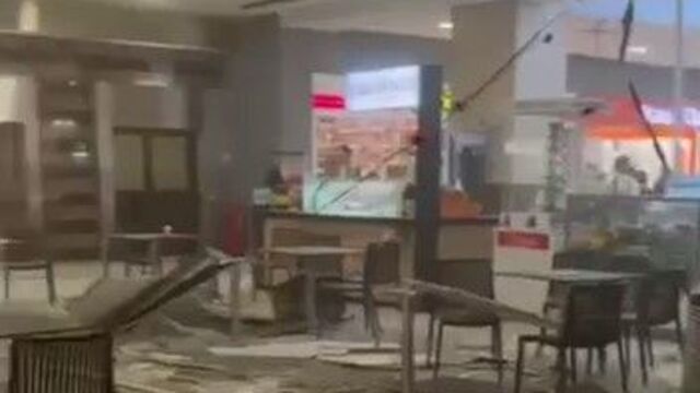 AVM'nin tavanı çöktü!