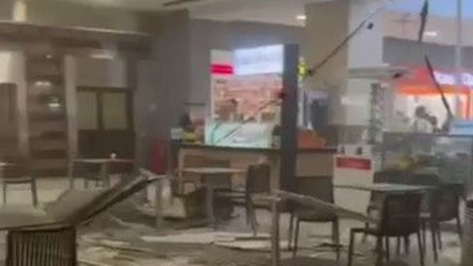 AVM'nin tavanı çöktü!