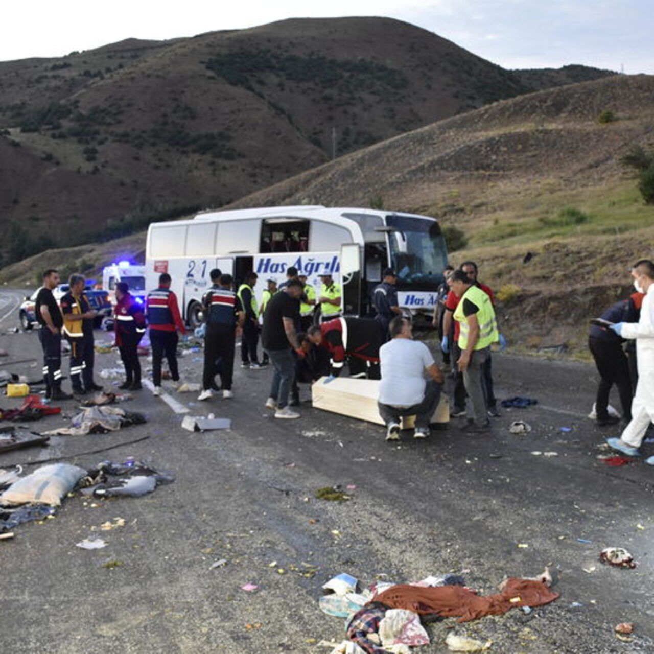 Yolcu otobüsü dağın yamacına çarptı