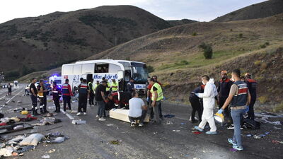 Yolcu otobüsü dağın yamacına çarptı