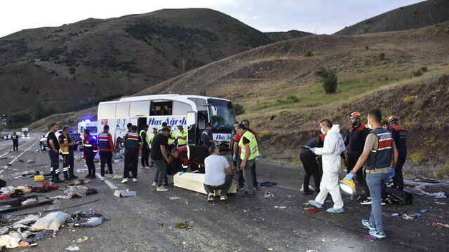 Yolcu otobüsü dağın yamacına çarptı